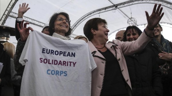 BR09 BRUSELAS BELGICA 07 12 2016 - La vicepresidenta de la Comision Europea CE para el Presupuesto Kristalina Georgievay d y la comisaria europea de Empleo Asuntos Sociales Capacidades y Movilidad Laboral Marianne Thyssen i asisten al lanzamiento de la iniciativa European Solidarity Corps hoy 7 de diciembre de 2016 Con esta iniciativa jovenes entre 18 y 30 anos podran participar como voluntarios para ayudar en aquellos lugares que son mas necesarios para asistir cualquier tipo de crisis EFE Aris Oikonomou
